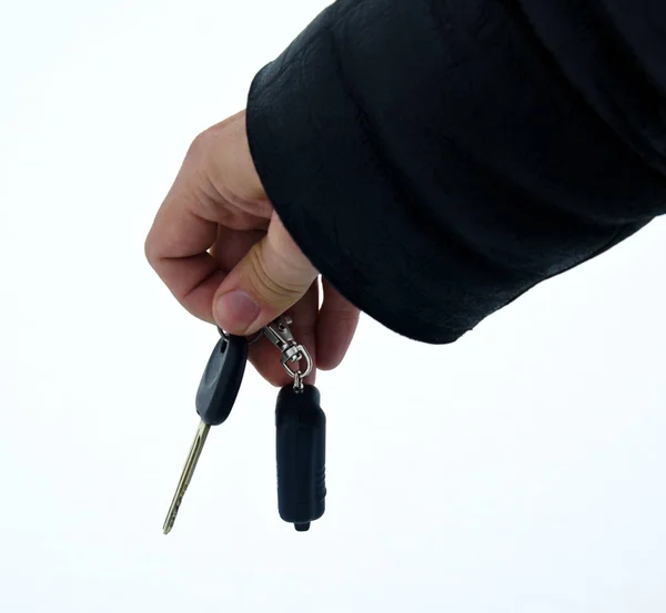 Main masculine tenant la clé de voiture et le charme du système d'alarme — Photo