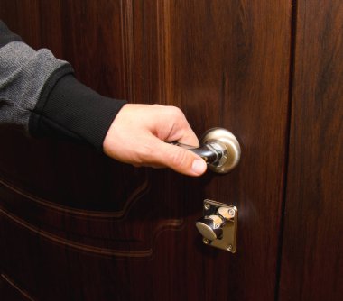 kişi bir el bir kapıyı açar 