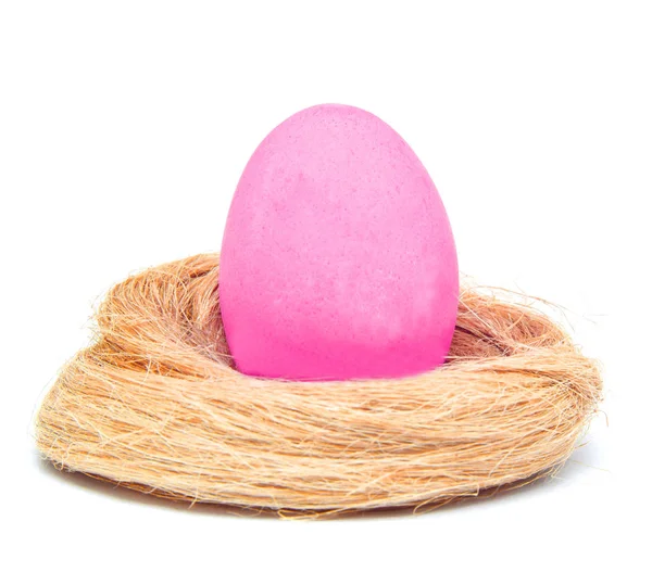 Różowe kolorowe ręcznie robione jajko wielkanocne na białym tle — Zdjęcie stockowe