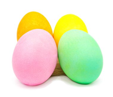 Renkli el yapımı bir şekilde dekore edilmiş Paskalya yumurtaları