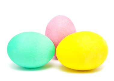 Renkli el yapımı bir şekilde dekore edilmiş Paskalya yumurtaları