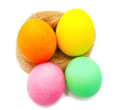 Renkli el yapımı bir şekilde dekore edilmiş Paskalya yumurtaları