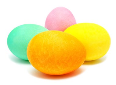 Renkli el yapımı bir şekilde dekore edilmiş Paskalya yumurtaları