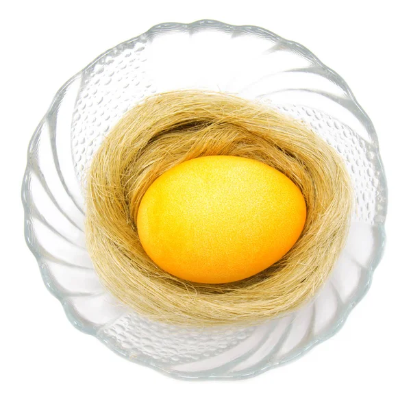 다채로운 부활절 계란 그릇에 고립 — 스톡 사진