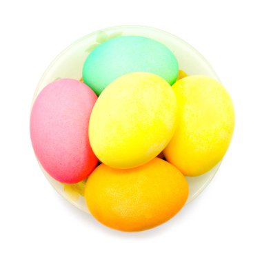 İzole kase renkli Paskalya yumurtaları 