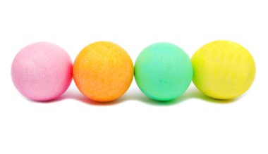 Renkli el yapımı bir şekilde dekore edilmiş Paskalya yumurtaları