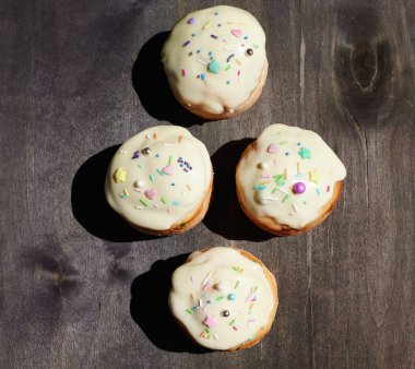 Paskalya pastası keki. Koyu ahşap masa manzaralı. Üstüne de hamur işi.
