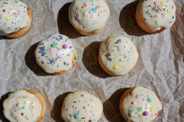 Paskalya çörekleri, beyaz renkli kağıtlar üzerine serpiştirilmiş çok renkli kekler.