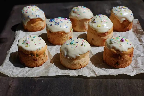 Πασχαλινό Κέικ Cupcake Σκούρο Ξύλινο Φούρνο Λευκό Τραπέζι Χαρτί Πάνω — Φωτογραφία Αρχείου