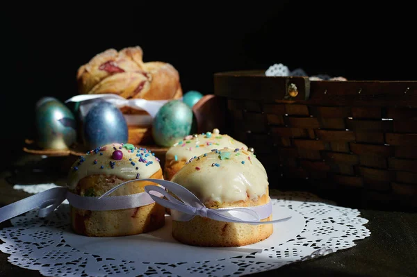 Mesa Pascua Con Huevos Multicolores Pasteles Pascua Cupcakes Una Servilleta — Foto de Stock