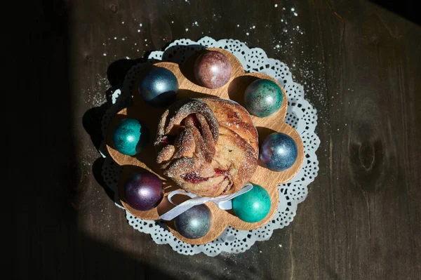Kraffins Una Servilleta Huevos Pascua Multicolores Soporte Central Sobre Fondo — Foto de Stock