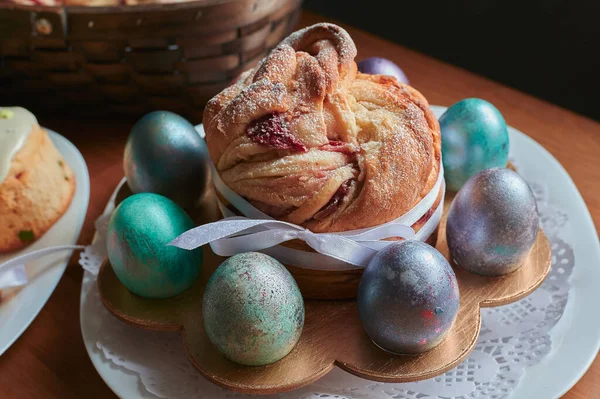 Kraffin Ribbon Stand Colored Eggs Top View Side Closeup — Stock Photo, Image