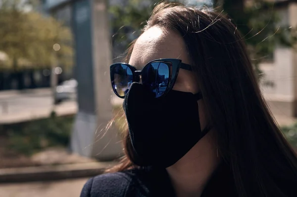 Ragazza Mascherata Contro Coronavirus Passeggiando Strade Della Città Una Giornata — Foto Stock