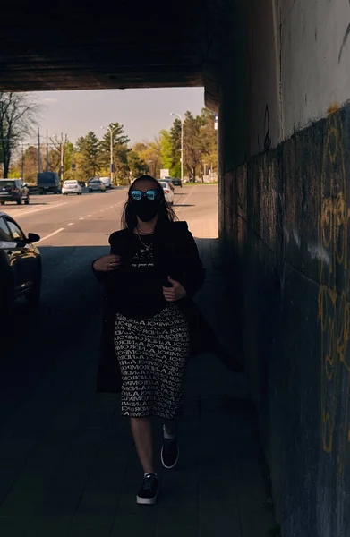 Ragazza Mascherata Contro Coronavirus Passeggiando Strade Della Città Una Giornata — Foto Stock