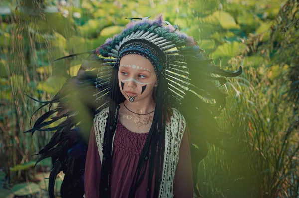Close Young Indigenous Woman America Headdress Ideologists Rook Lake Lotuses — Stock Photo, Image
