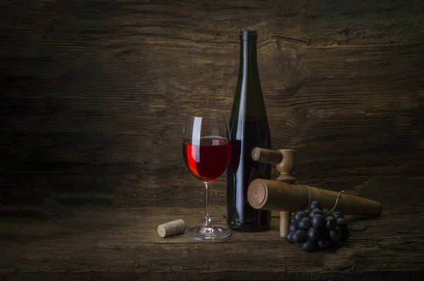 Bodegón Con Vino Tinto Sobre Fondo Madera Vieja —  Fotos de Stock