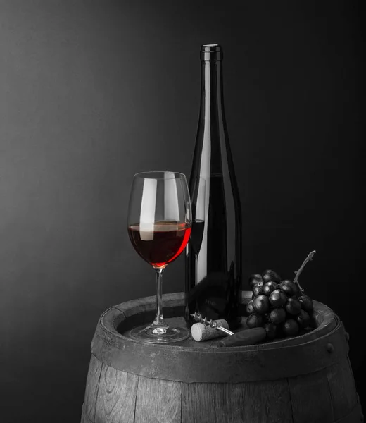 Натюрморт Красным Вином Черно Белом Фоне — стоковое фото