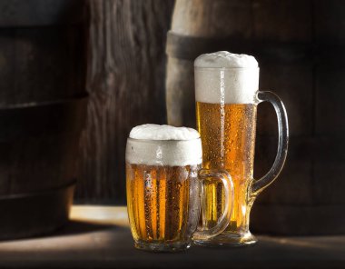 Beyaz arka planda bir kadeh kırmızı şarap