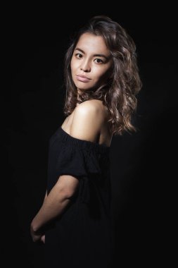  siyah Asyalı kız