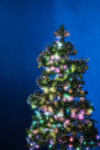 Λαμπερό χριστουγεννιάτικο δέντρο — Φωτογραφία Αρχείου