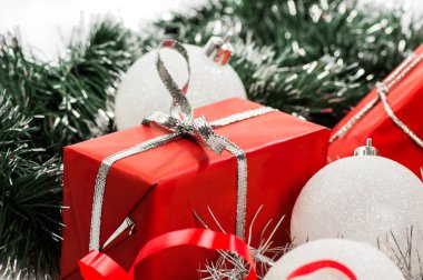 Beyaz arka plan üzerinde izole gümüş gelin teli ile kırmızı hediyeler