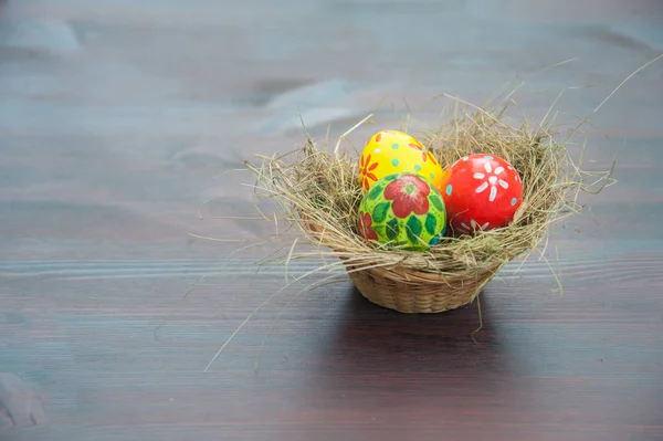 Basket with painted eggs — Stock Photo, Image
