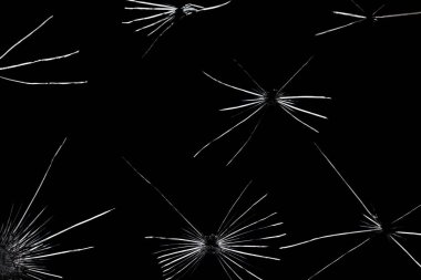 Kırık camlarda soyutlama çatlağı ve izole bir arkaplanda ayna.