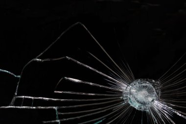 Kırık camlarda soyutlama çatlağı ve izole bir arkaplanda ayna.