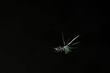 Kırık camlarda soyutlama çatlağı ve izole bir arkaplanda ayna.