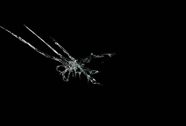 трещина на разбитом стекле и зеркале на изолированном фоне
