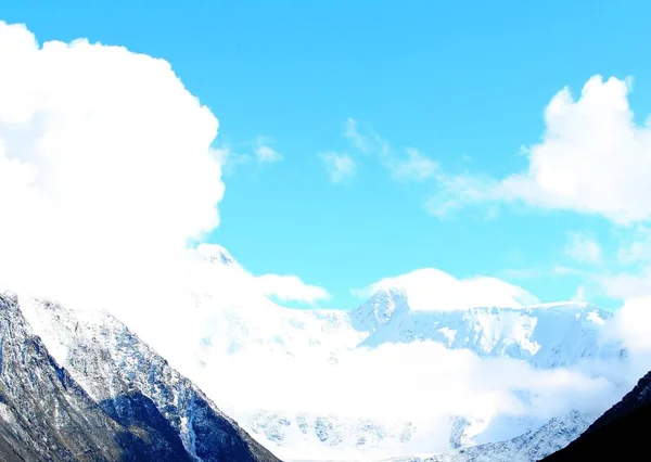 Κορυφές Βουνών Στο Χιόνι Ενάντια Στον Ουρανό Και Τον Πάγο — Φωτογραφία Αρχείου
