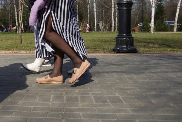 Marcher Dans Les Rues Ville Avec Des Chaussures Des Chaussures — Photo