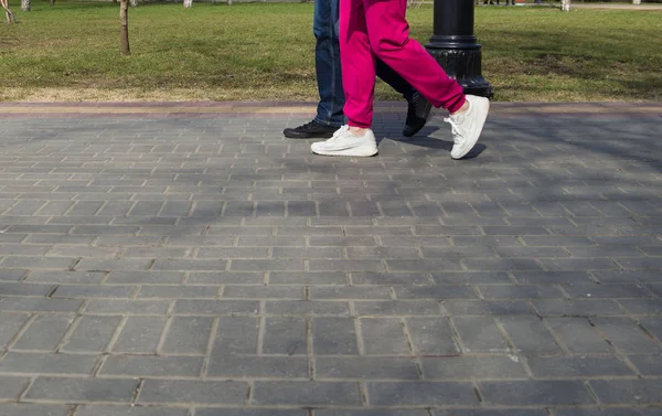 Marcher Dans Les Rues Ville Avec Des Chaussures Des Chaussures — Photo