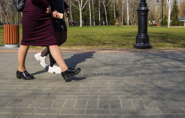 Marcher Dans Les Rues Ville Avec Des Chaussures Des Chaussures — Photo