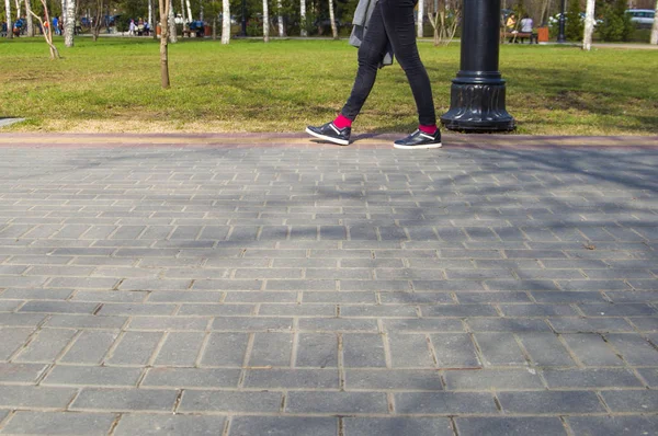 Andando Nas Ruas Cidade Com Sapatos Sapatos Esportivos — Fotografia de Stock