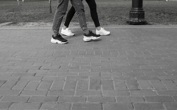 Caminando Por Las Calles Ciudad Con Zapatos Zapatos Deportivos — Foto de Stock