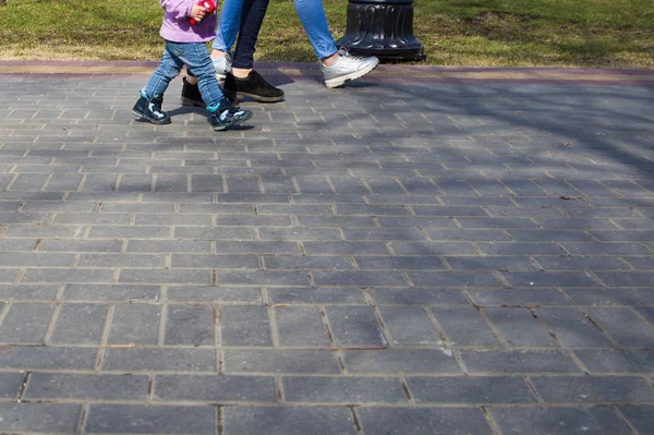 Camminando Strade Della Città Con Scarpe Scarpe Sportive — Foto Stock