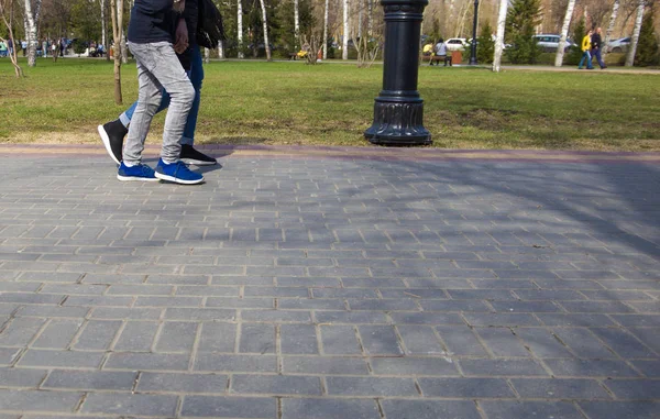 Marcher Dans Les Rues Ville Avec Des Chaussures Des Chaussures — Photo