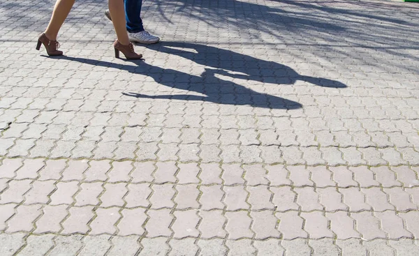 Şehrin Sokaklarında Ayakkabılar Spor Ayakkabılarla Yürüyorum — Stok fotoğraf