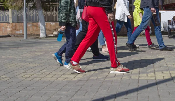 Promenader Stadens Gator Med Skor Och Sportskor — Stockfoto