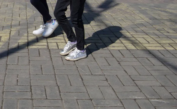 Şehrin Sokaklarında Ayakkabılar Spor Ayakkabılarla Yürüyorum — Stok fotoğraf