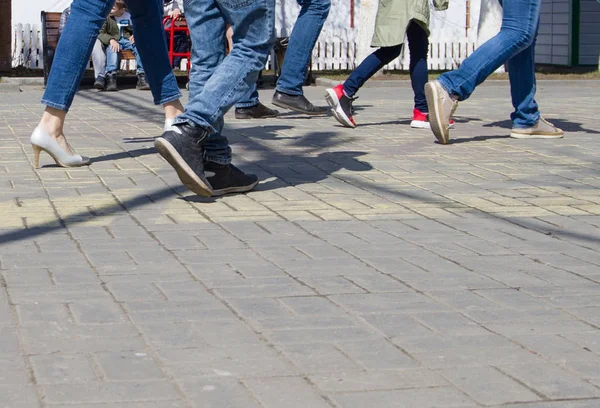 Şehrin Sokaklarında Ayakkabılar Spor Ayakkabılarla Yürüyorum — Stok fotoğraf