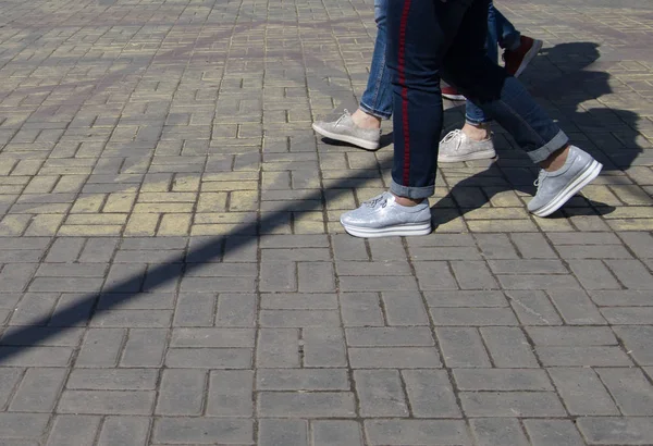 Marcher Dans Les Rues Ville Avec Des Chaussures Des Chaussures — Photo