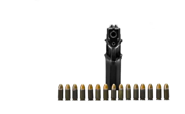 Pistol Hitam Tempur Terisolasi Dengan Peluru Pada Latar Belakang Putih — Stok Foto