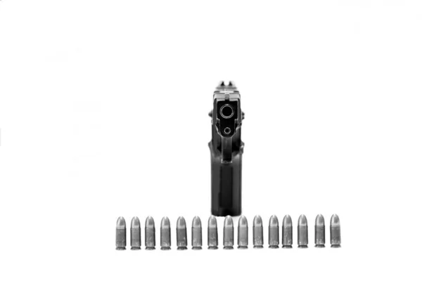 Pistola Negra Combate Aislada Con Cartuchos Sobre Fondo Blanco — Foto de Stock