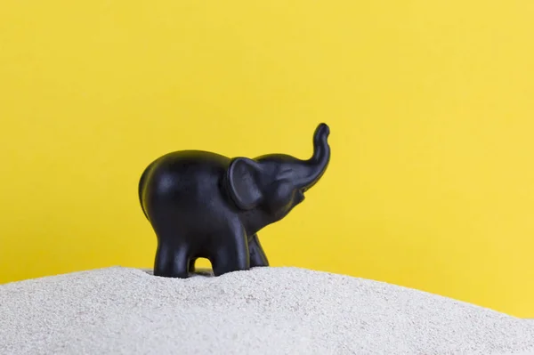 Estatuilla Elefante Sobre Fondo Aislado Con Efecto Diferente — Foto de Stock