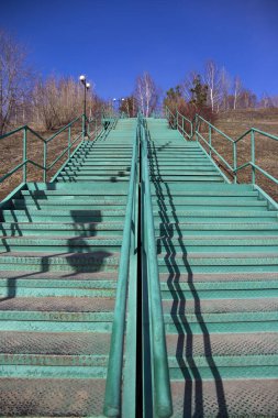 Gökyüzüne çıkan bir yaya merdiveni.