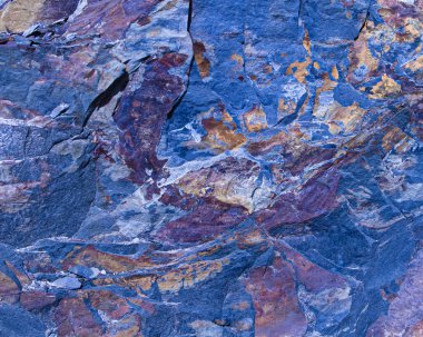 Doğanın ressamı tarafından boyanmış taş kaya resimleri ve rüzgar.