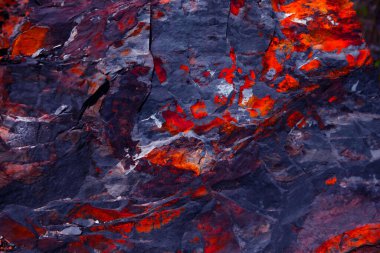 Doğanın ressamı tarafından boyanmış taş kaya resimleri ve rüzgar.