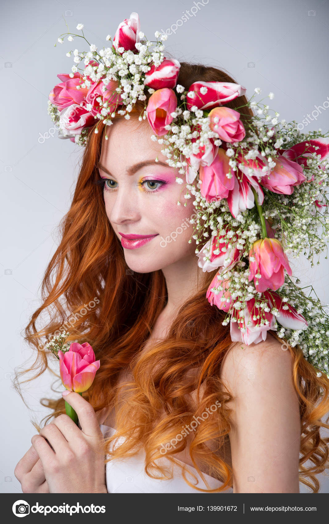 Femme aux cheveux rouges portant une couronne de fleurs de tulipes\u2013 images de stock libres de droits